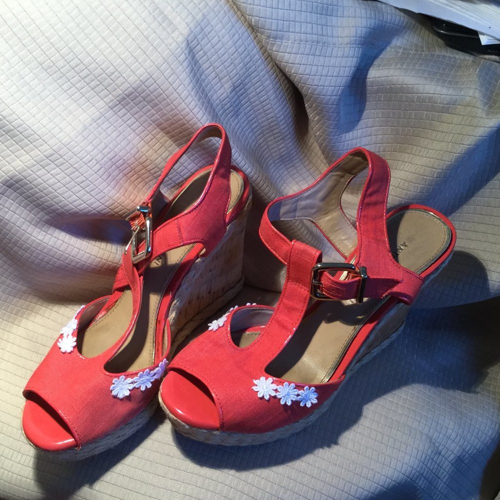 Antonio Melani coral wedge sandals white embroid.